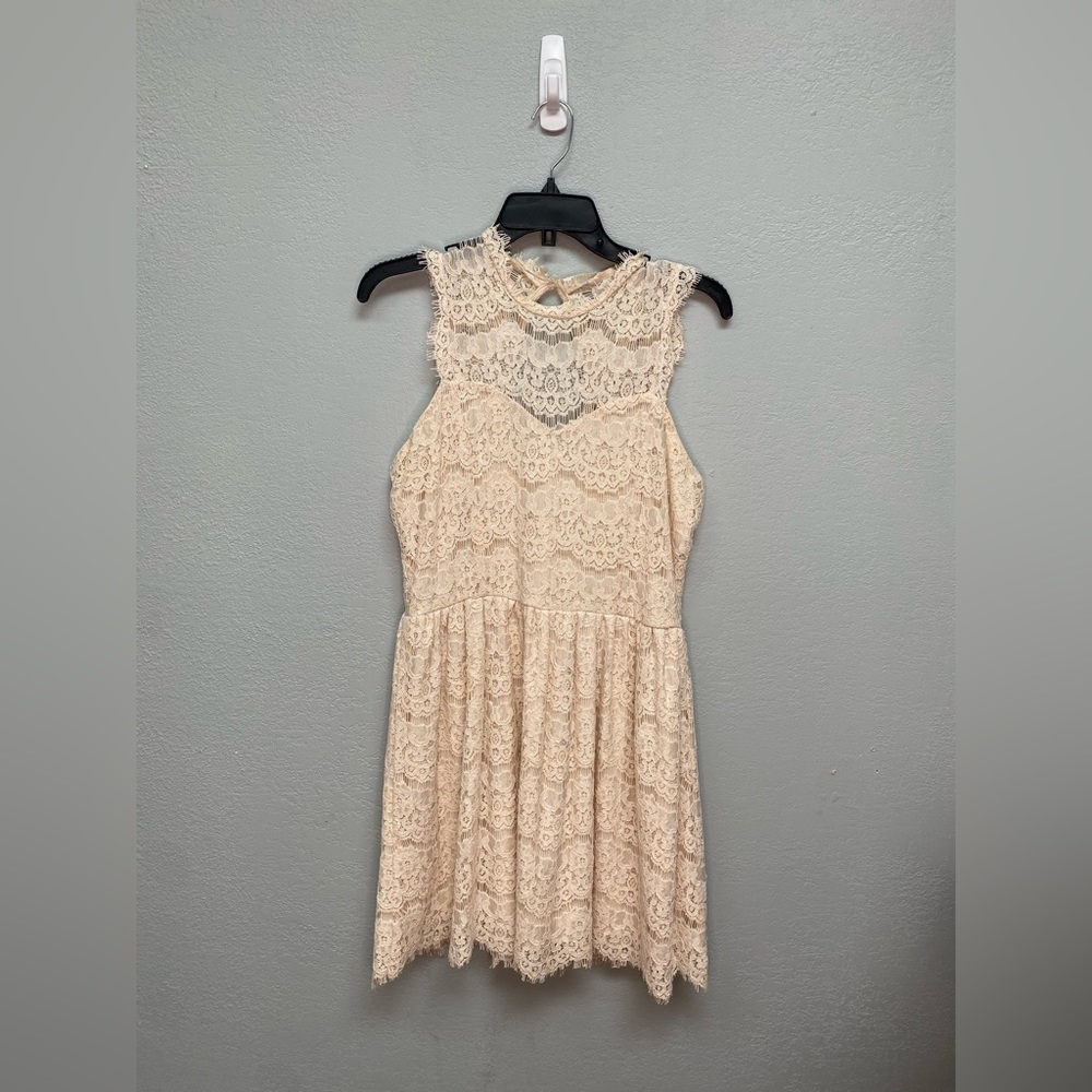 Sleeveless lace dress